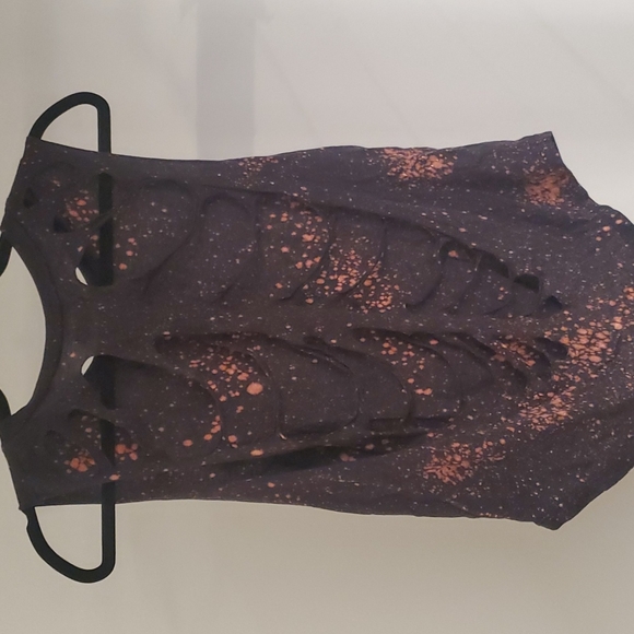 Silence and Noise Urban Outfitters ripped open back black tank with red splatter - Picture 3 of 3